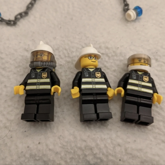 LEGO CITY FIRE TRUCK & FIRE HELICOPTER RESCUE 7206 99% Complete Minifigs Manual - Picture 4 of 7